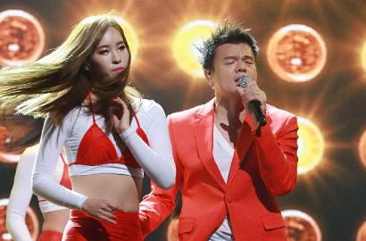 Park Jin Young Sapa Lee Min Ho Saat Tampil di Panggung Baeksang 2015