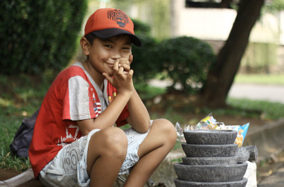 Bikin Iba, Bocah Ini Memanggul Dagangan Cobek 30 Kg Keliling Jakarta