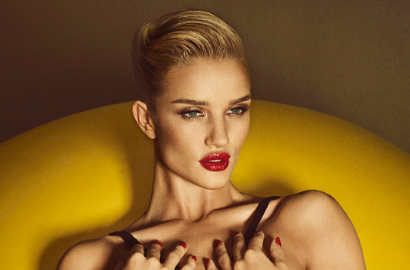 Sangar, Rosie Huntington-Whiteley Pose Polos Bareng Ular