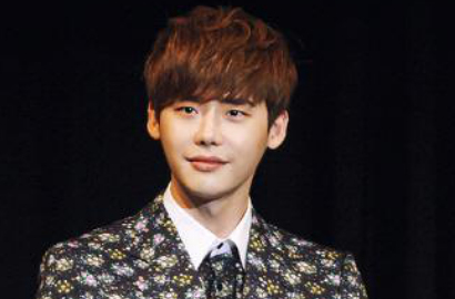 Borong Piala Aktor Paling Populer, Lee Jong Suk Pamer Selca Super Imut