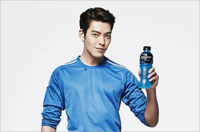 Kim Woo Bin Menjelma Jadi Atlet di Foto BTS Iklan Powerade