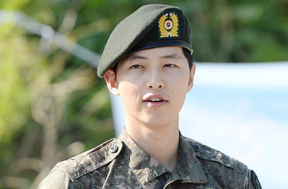 Wah, Ortu Ternyata Beri Hadiah Fans yang Sambut Song Joong Ki Keluar Wamil