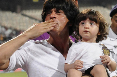 Shahrukh Khan dan Manajernya Saingan Selfie Super Imut dengan AbRam