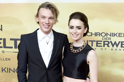Lily Collins dan Mantan Balikan, Chris Evans Apa Kabar?