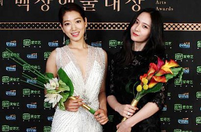 Netter Puji Keakraban Park Shin Hye dan Krystal di Baeksang Awards