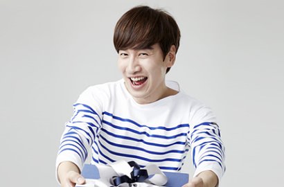 Sabarnya Lee Kwang Soo Ladeni Fans yang Minta Foto Bareng