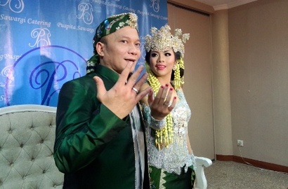Resmi Menikah, Iwa K Tak Masalahkan Perbedaan Usia 19 Tahun