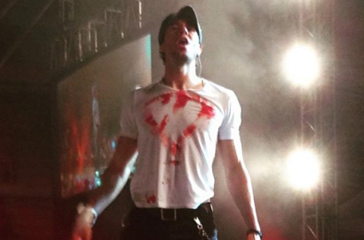Teriris, Jari Enrique Iglesias Berdarah-Darah Saat Konser