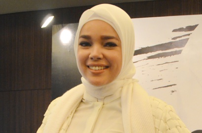 Dewi Sandra Jadi Guru Anak-Anak di Foto Baru 'Air Mata Surga'