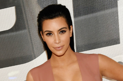 Sudah Hamil, Kim Kardashian Pakai Gaun Menerawang