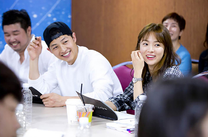 Song Joong Ki-Song Hye Kyo Ceriakan Suasana Script Reading Drama Baru