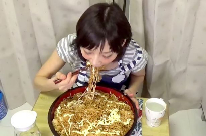 Doyan Apa Rakus, Gadis Ini Habiskan 10 Bungkus Mie dalam 3 Menit