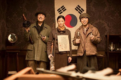 Jun Ji Hyun Panggul Senapan di Behind the Scene 'Assassination'