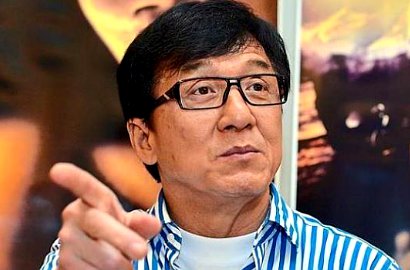Nyanyikan OST 'Dragon Blade', Jackie Chan Menang di Huading Film Awards