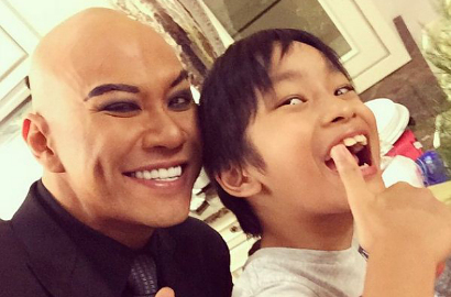 Deddy Corbuzier Nangis Lihat Video 'Story of a Broken Home Kid' dari Anaknya