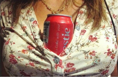 Kampanye Kanker Payudara, Gadis-Gadis Ini Jepit Kaleng Cola Pakai Dada