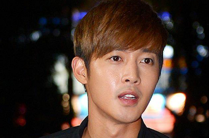Tak Murung Lagi, Kim Hyun Joong Senyum di Foto Wamil