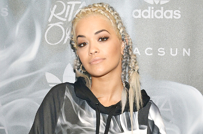 Sudah di Jakarta, Rita Ora Sapa Indonesia Sambil Pamer Belahan Dada