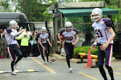 Fans Ngakak Lihat Video EXO Melucu Pakai Seragam Rugby