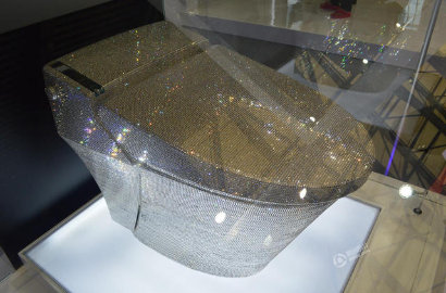 Desainer Jepang Habiskan Rp 1,7 M untuk Toilet Bertahtakan Kristal Swarovski