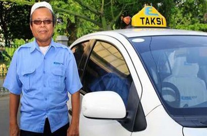 Jujur, Sopir Taksi Ini Kembalikan Uang Penumpang Rp 100 Juta Yang Ketinggalan