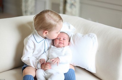 Super Cute dan Imut, Foto Pangeran George Pangku Putri Charlotte