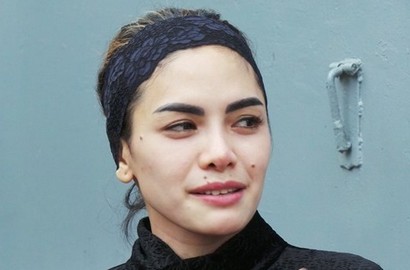Posting Video, Siapa Pria Telanjang Dada di Kamar Nikita Mirzani Ini?