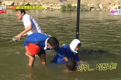 Lee Kwang Soo Peloroti Celana Dalam Kim Jong Kook di 'Running Man'