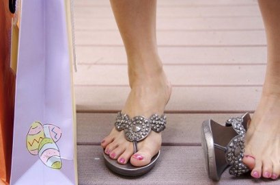 Astaga, Sandal Jepit Ternyata Lebih Bahaya daripada High Heels