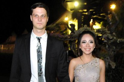 Intip Indahnya Foto Pernikahan Serba Putih Nadia Vega dan Suami