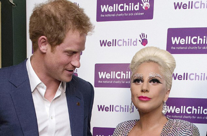 Ketemu Pangeran Harry, Lady GaGa Pakai Baju Transparan