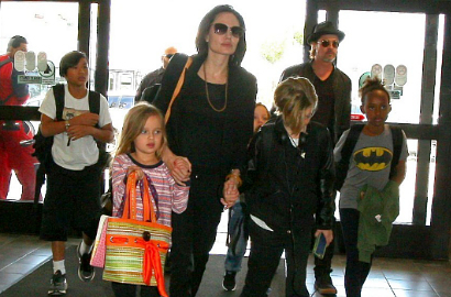 Tinggalkan Gaya Hidup Artis, Brad Pitt-Angelina Jolie Naik Pesawat Ekonomi