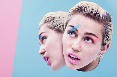 Miley Cyrus Pose Telanjang Aneh-aneh untuk Majalah PAPER