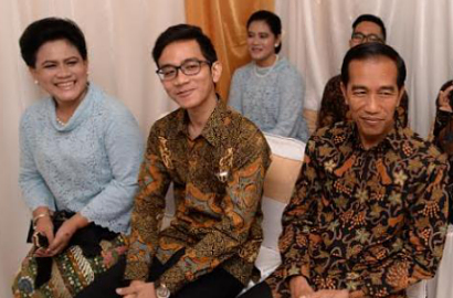 Jokowi Naik Tangga Sendiri Demi Pasang 'Bleketepe' Sebelum Siraman Gibran