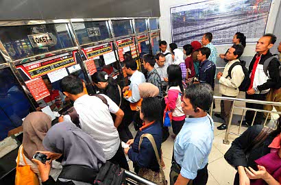 Warga Heboh Lihat Ahok Antre Beli Tiket KRL di Stasiun Kota
