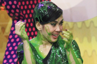 Raisa Tertawa Lihat Syahrini Kena Guyur Cairan Slime di Video IKCA 2015