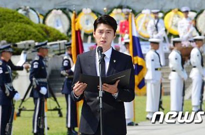 Dipuji, Agensi Rilis Foto Hyun Bin Latihan Baca Puisi di Peringatan Nasional