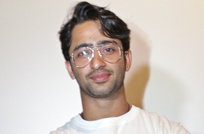Fans Senang Lihat Foto Shaheer Sheikh Duduk Ganteng di Tengah Jalan