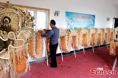 Wow, Seniman Tiongkok Bikin Barongsai dari 83 Ribu Batang Jerami