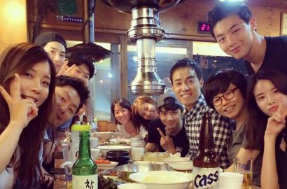 Syuting Rampung, Kru 'Glory Days' Foto Bareng Suho EXO cs
