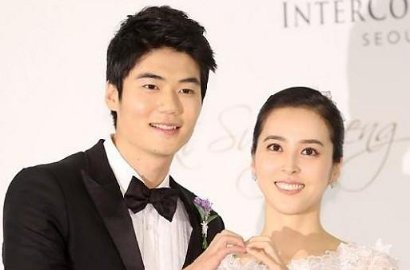 Jelang Melahirkan, Han Hye Jin Lakukan Foto Kehamilan di Majalah