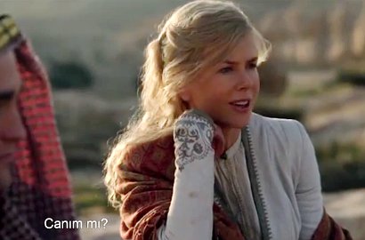 Nicole Kidman Bersandar di Bahu Robert Pattinson di 'Queen of the Desert'