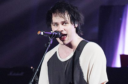 Tampil di London, Separuh Wajah Gitaris 5 Seconds of Summer Terbakar