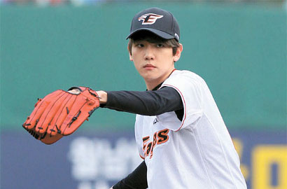 Baekhyun Jadi Pelempar Pertama Pertandingan Bisbol, Fans EXO Bikin Ulah