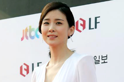 Pernah Kuliah Sastra, Lee Bo Young Terbitkan Buku Esai Sendiri
