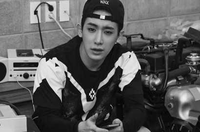 Baru Debut, Wonho Monsta X Dikritik Karena Foto Merokok dan Mabuk