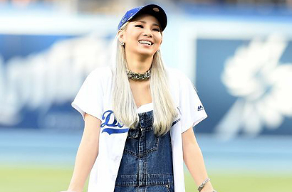 Kerennya CL Jadi Pelempar Pertama di Pertandingan Bisbol LA Dodgers