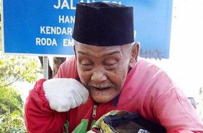 Janji Tak Lagi Mengemis, Kakek 'Winnie the Pooh' Bakar Kostum