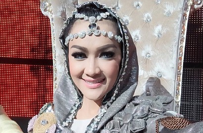 Diejek Mumu 'Cewek Najis Penyakitan', Jupe Dekat dengan 'Brondong' Baru