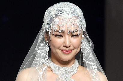 Cantiknya Honey Lee dengan Busana Pengantin di Fashion Show Amal